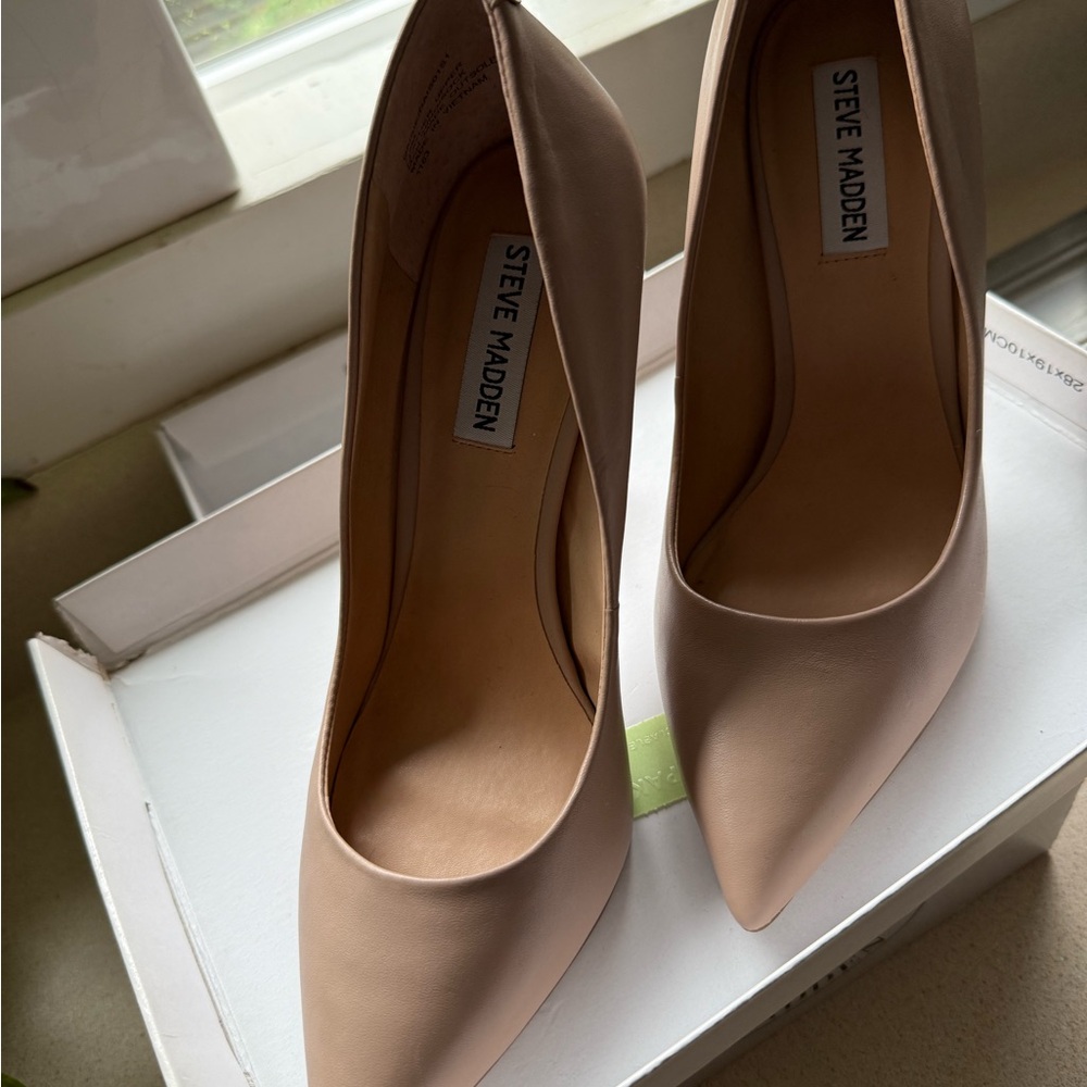 Steve Madden Daisie Heels in Original Box Tan Leather Lightly Used
